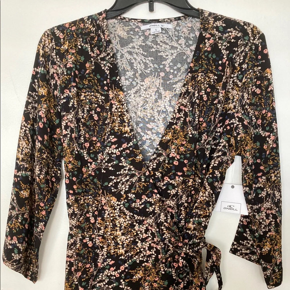 O'Neill Tops - O’Neill Floral  3/4 Sleeves Wrap Around Top Small Brand New